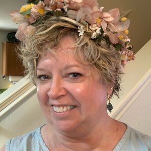 Meet your Posher, Lora